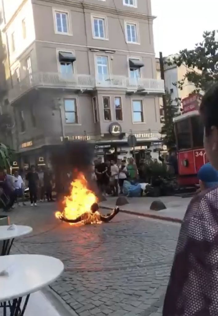 Galata'da bir garip olay! Elinde orakla gezip, fotoğraf çektirdikten sonra kendini ateşe verdi 7