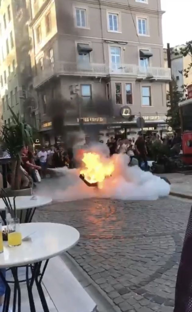 Galata'da bir garip olay! Elinde orakla gezip, fotoğraf çektirdikten sonra kendini ateşe verdi 8