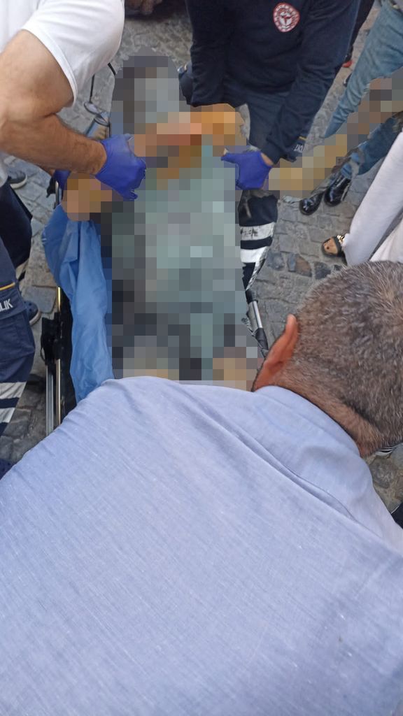 Galata'da bir garip olay! Elinde orakla gezip, fotoğraf çektirdikten sonra kendini ateşe verdi 10