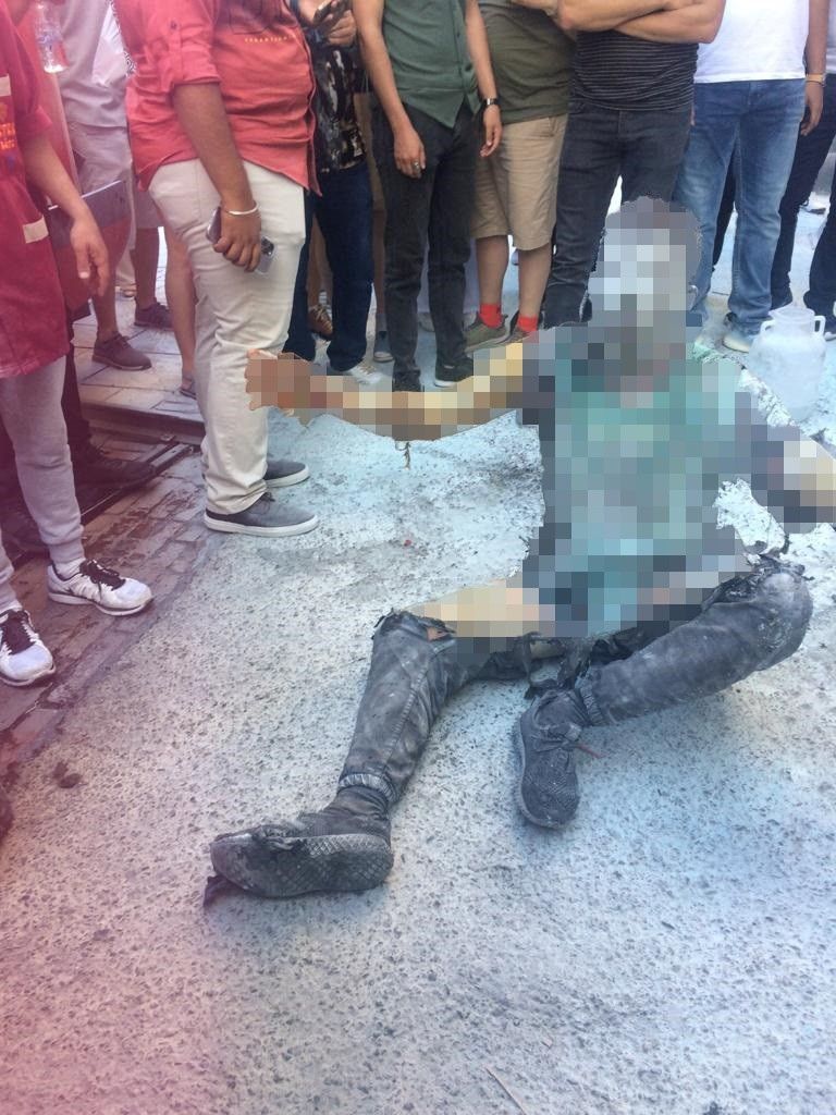 Galata'da bir garip olay! Elinde orakla gezip, fotoğraf çektirdikten sonra kendini ateşe verdi 11