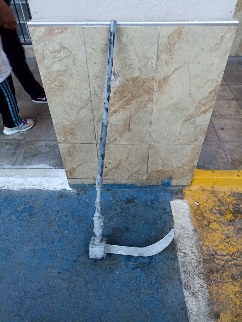 Galata'da bir garip olay! Elinde orakla gezip, fotoğraf çektirdikten sonra kendini ateşe verdi 13