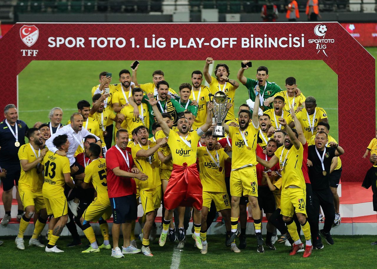 Süper Lig'e yükselen İstanbulspor'da kupa sevinci 2
