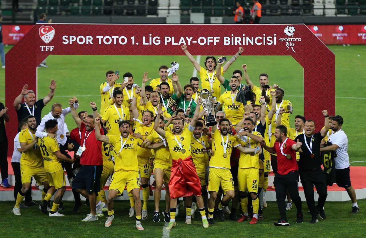Süper Lig'e yükselen İstanbulspor'da kupa sevinci 1