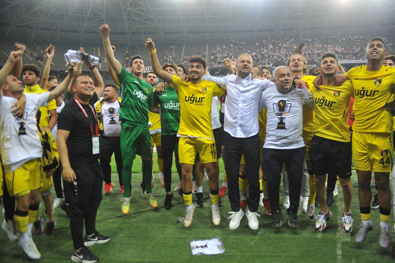Süper Lig'e yükselen İstanbulspor'da kupa sevinci 4