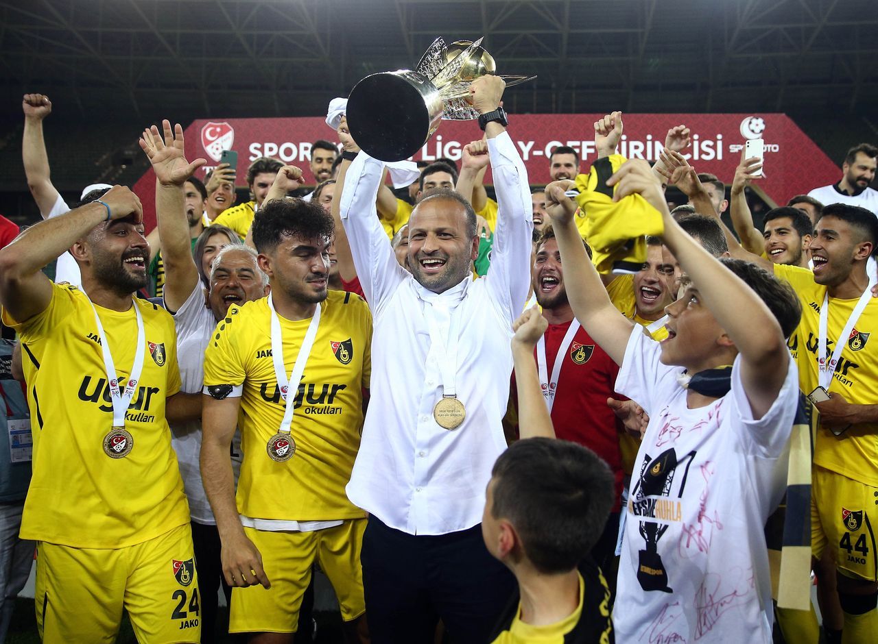 Süper Lig'e yükselen İstanbulspor'da kupa sevinci 3