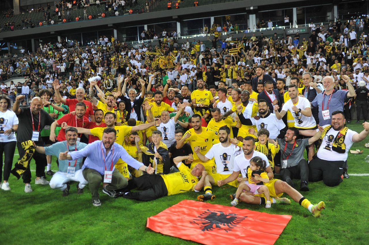 Süper Lig'e yükselen İstanbulspor'da kupa sevinci 5