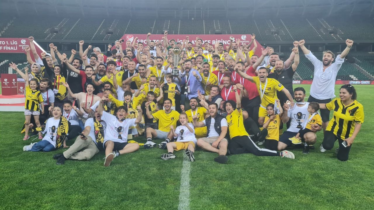 Süper Lig'e yükselen İstanbulspor'da kupa sevinci 6