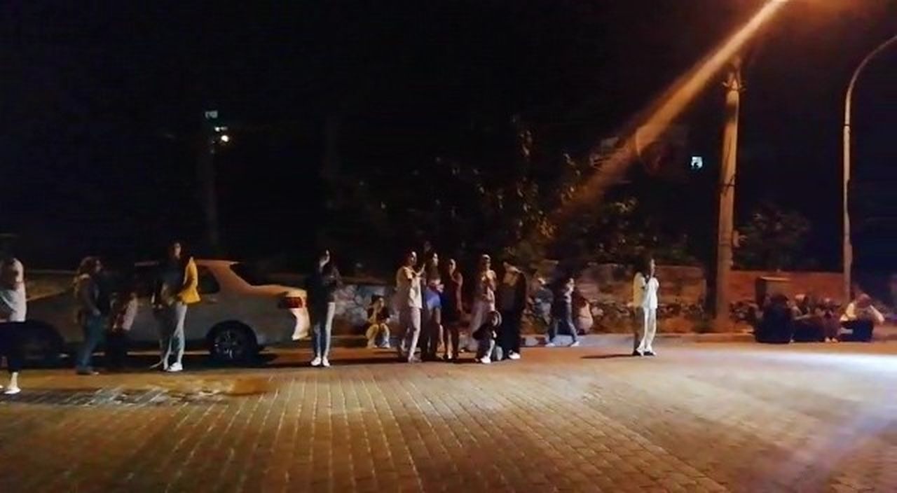 Balıkesir'de 4.1 ve 4.7 büyüklüğündeki depremler vatandaşları sokağa döktü 1