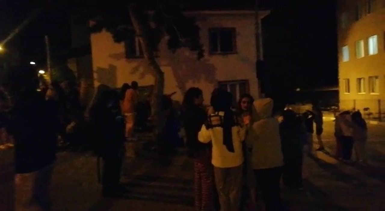 Balıkesir'de 4.1 ve 4.7 büyüklüğündeki depremler vatandaşları sokağa döktü 2