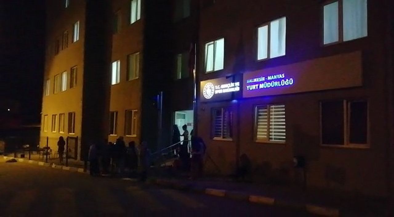 Balıkesir'de 4.1 ve 4.7 büyüklüğündeki depremler vatandaşları sokağa döktü 6