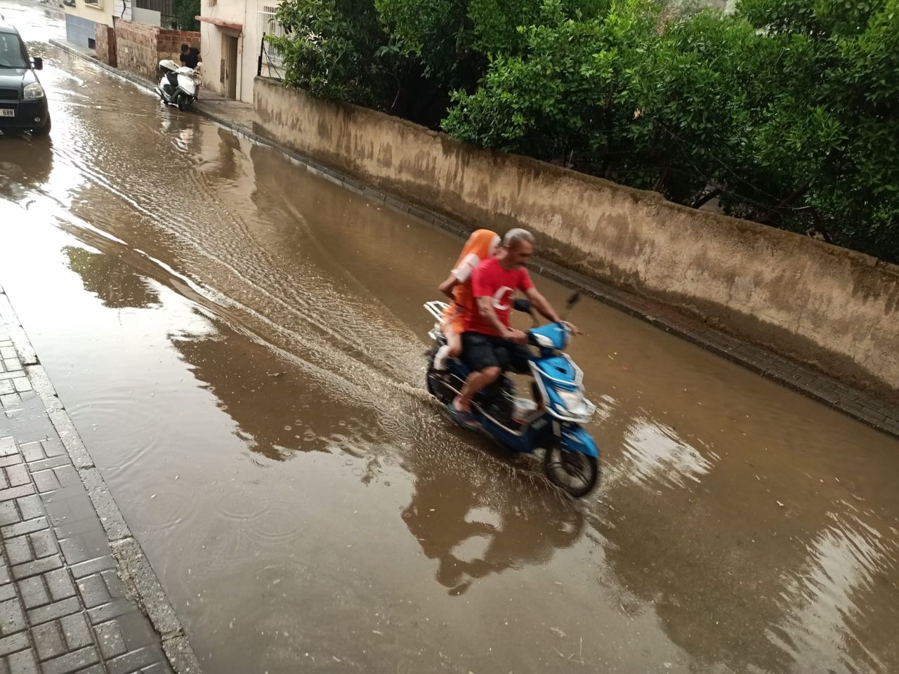 Sağanak etkili oldu, caddeler göle döndü! 1