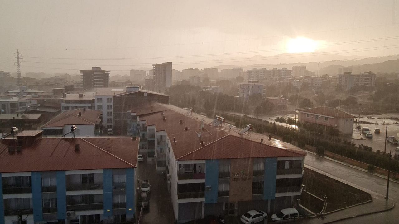 Sağanak etkili oldu, caddeler göle döndü! 2