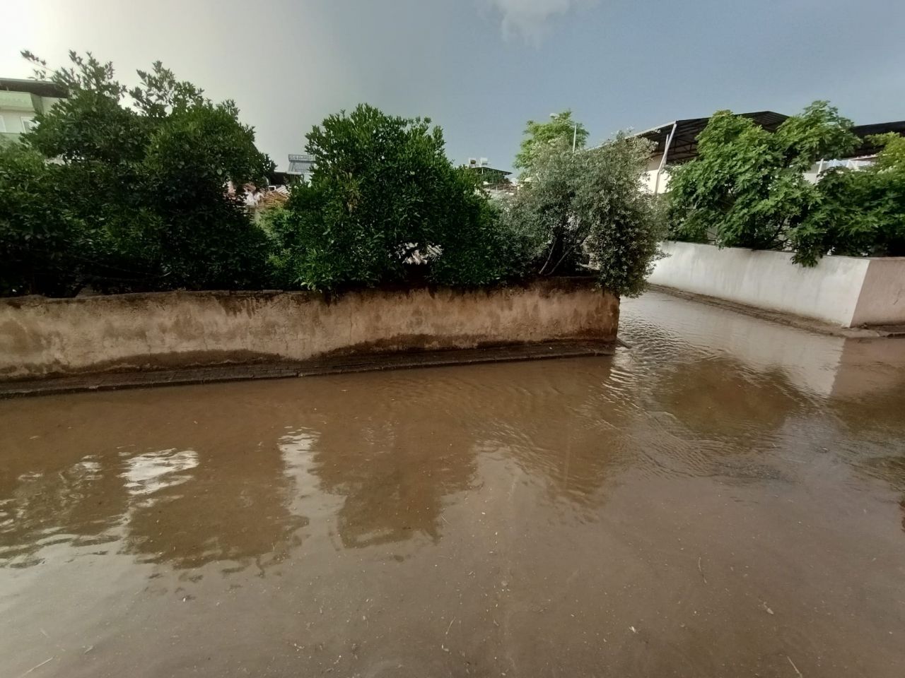 Sağanak etkili oldu, caddeler göle döndü! 3