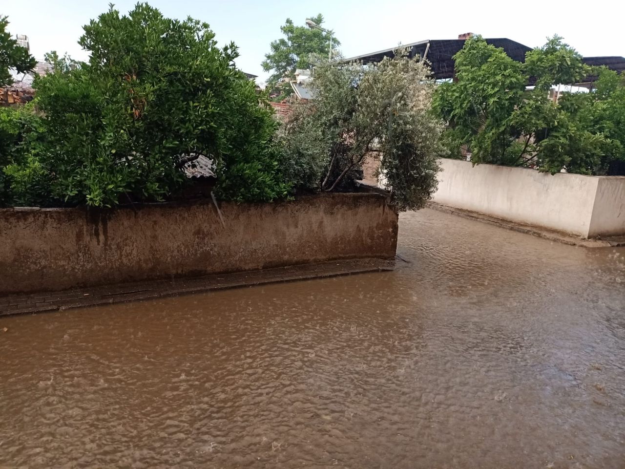 Sağanak etkili oldu, caddeler göle döndü! 4