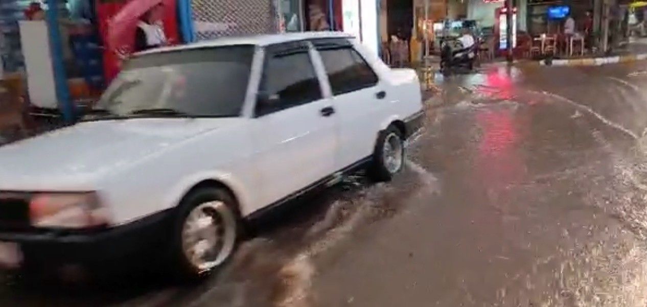 Sağanak etkili oldu, caddeler göle döndü! 5