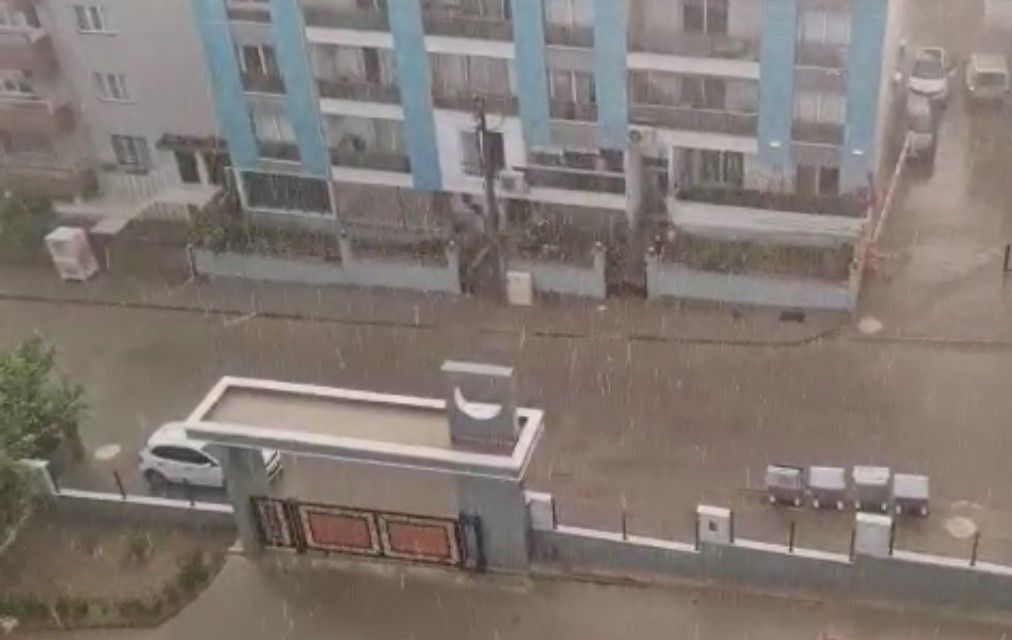Sağanak etkili oldu, caddeler göle döndü! 6