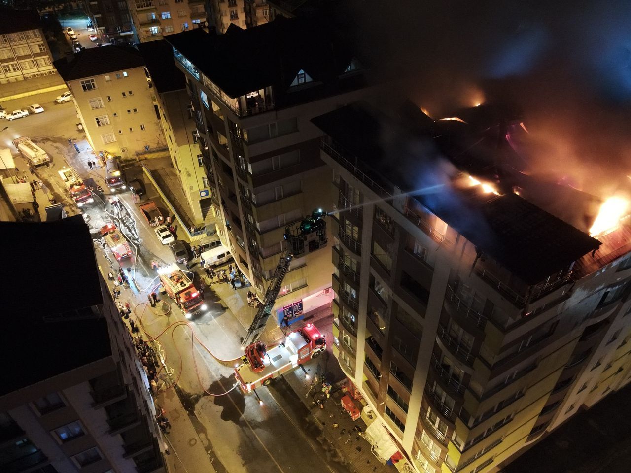 Rize’de bir binanın terasında yangın çıktı, patlama sesi duyuldu 4