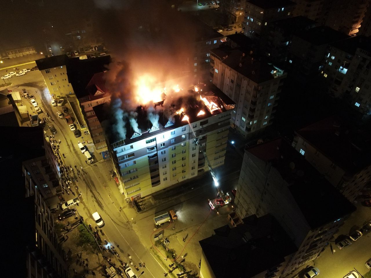 Rize’de bir binanın terasında yangın çıktı, patlama sesi duyuldu 3