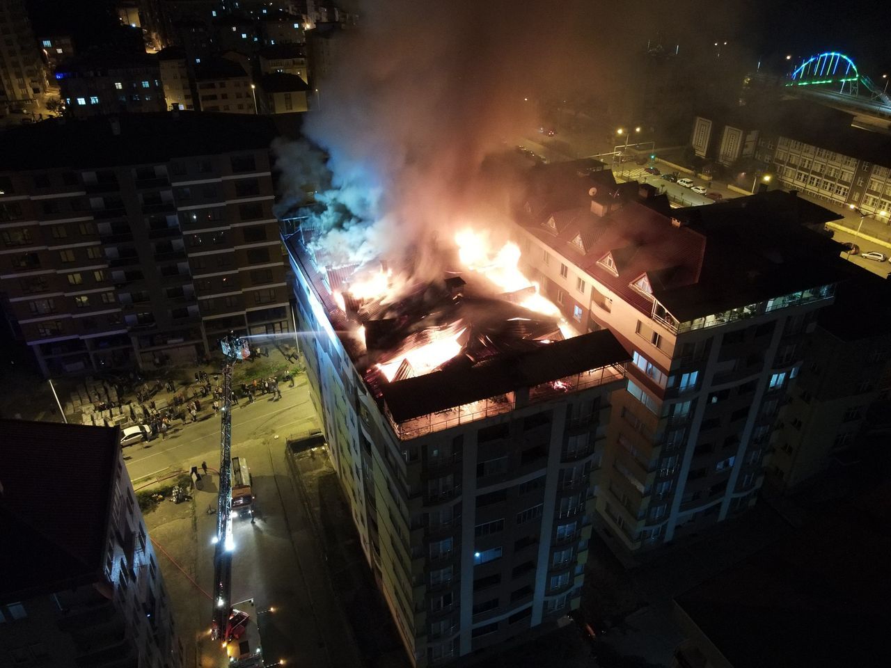 Rize’de bir binanın terasında yangın çıktı, patlama sesi duyuldu 2