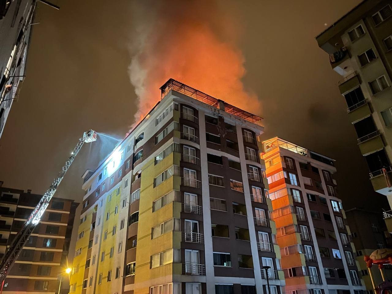 Rize’de bir binanın terasında yangın çıktı, patlama sesi duyuldu 5