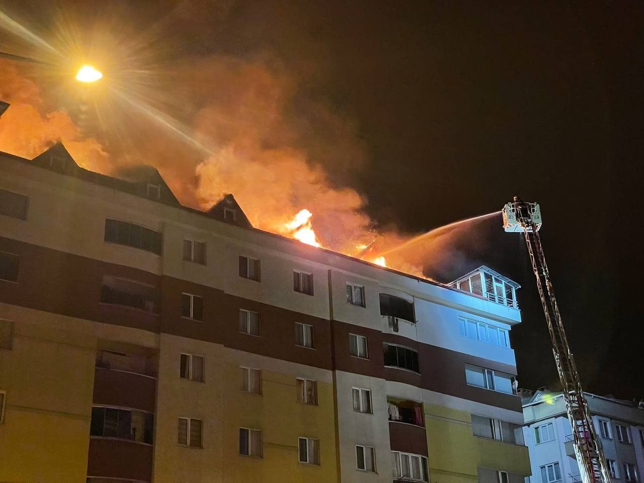 Rize’de bir binanın terasında yangın çıktı, patlama sesi duyuldu 6