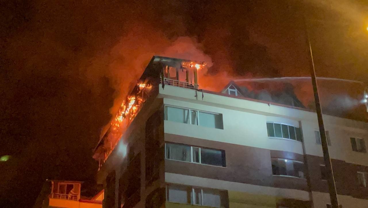 Rize’de bir binanın terasında yangın çıktı, patlama sesi duyuldu 8
