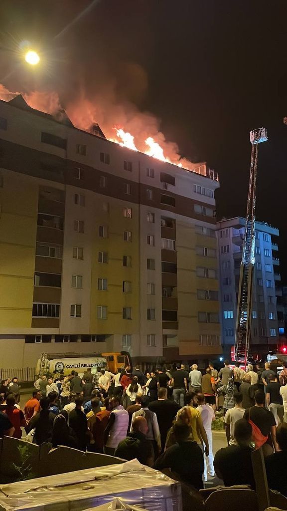 Rize’de bir binanın terasında yangın çıktı, patlama sesi duyuldu 9