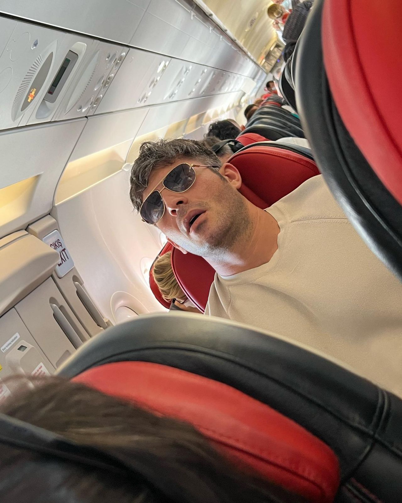 Enis Arıkan, Camdaki Kız ekibinin uçakta gizlice fotoğraflarını çekip yayınladı 7