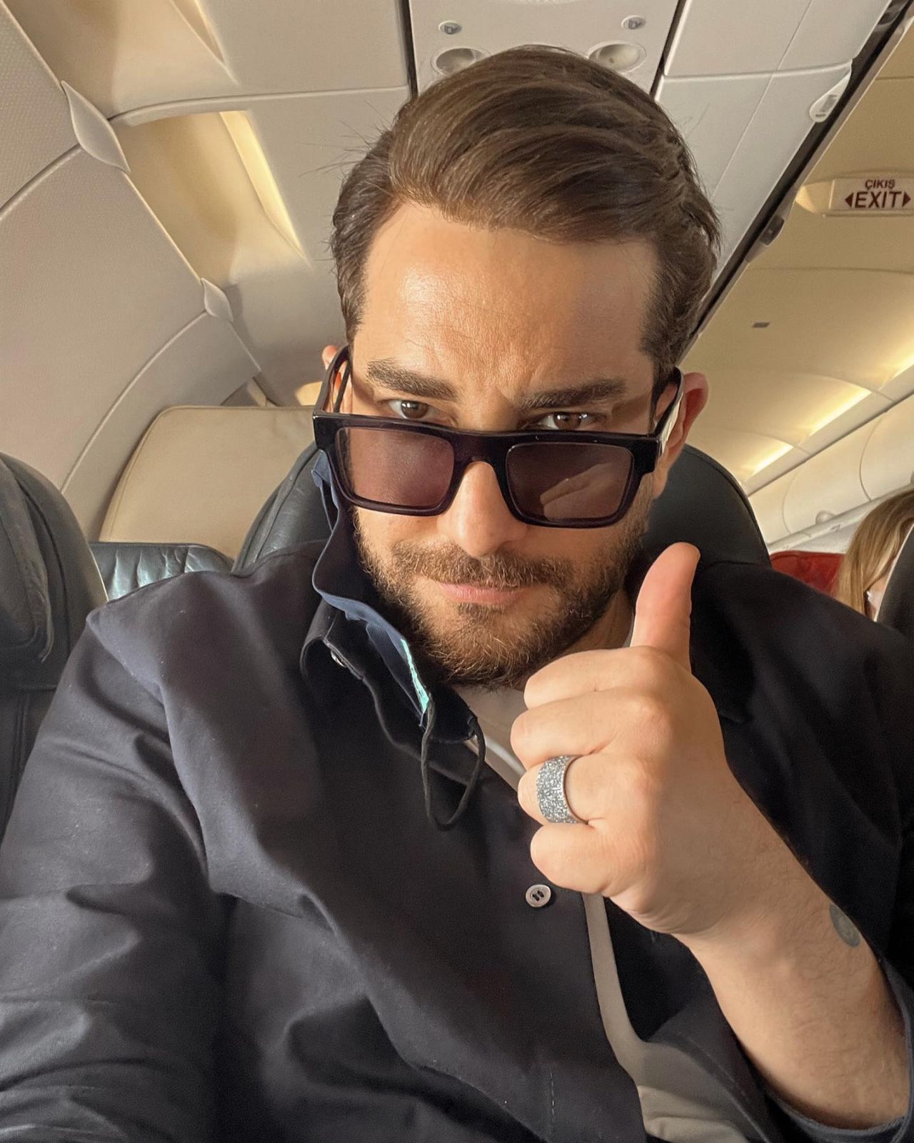Enis Arıkan, Camdaki Kız ekibinin uçakta gizlice fotoğraflarını çekip yayınladı 1