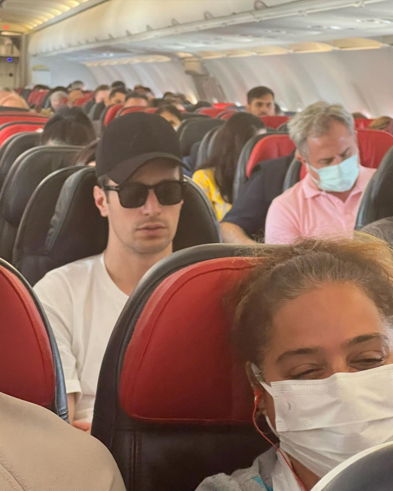 Enis Arıkan, Camdaki Kız ekibinin uçakta gizlice fotoğraflarını çekip yayınladı 5