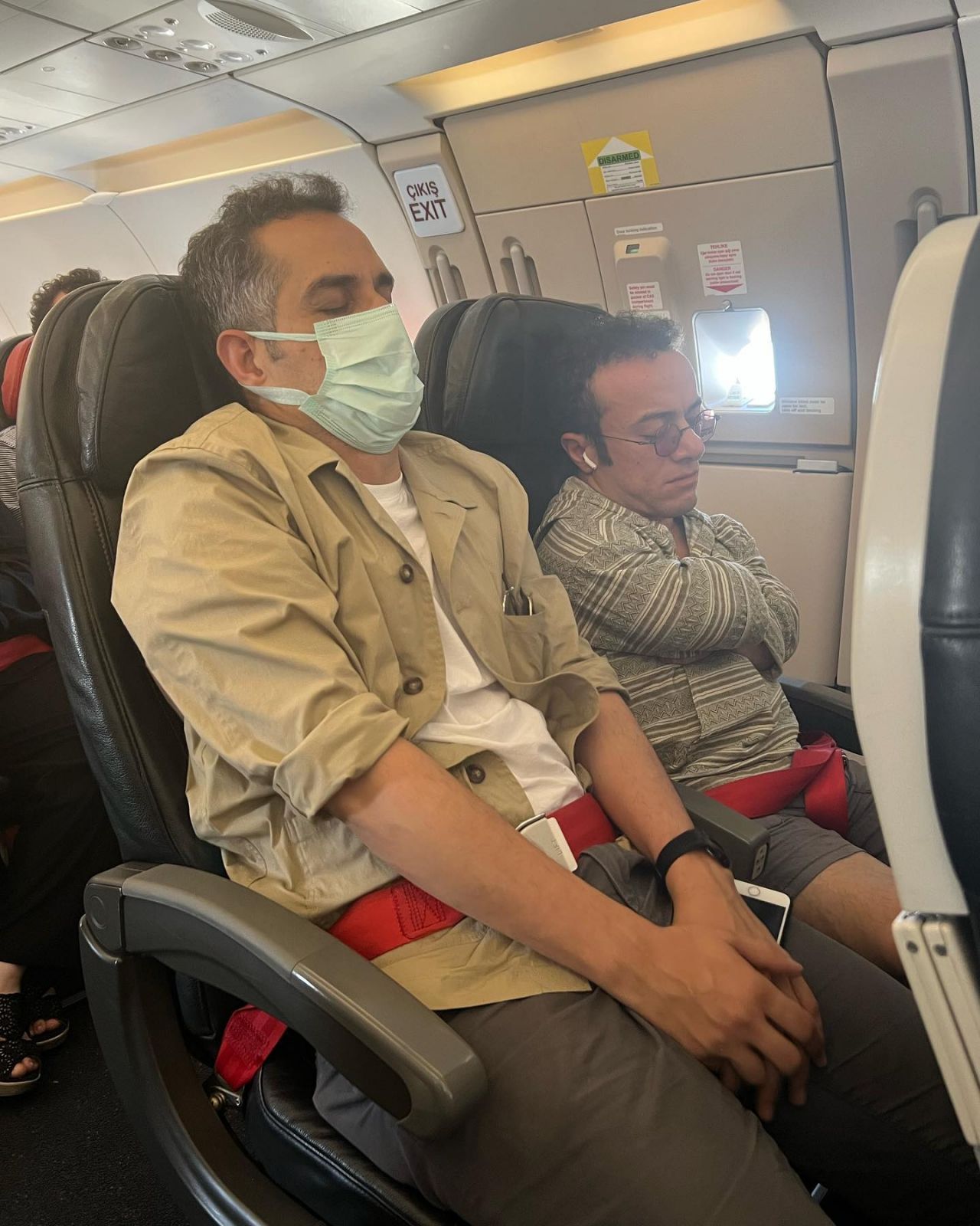 Enis Arıkan, Camdaki Kız ekibinin uçakta gizlice fotoğraflarını çekip yayınladı 6