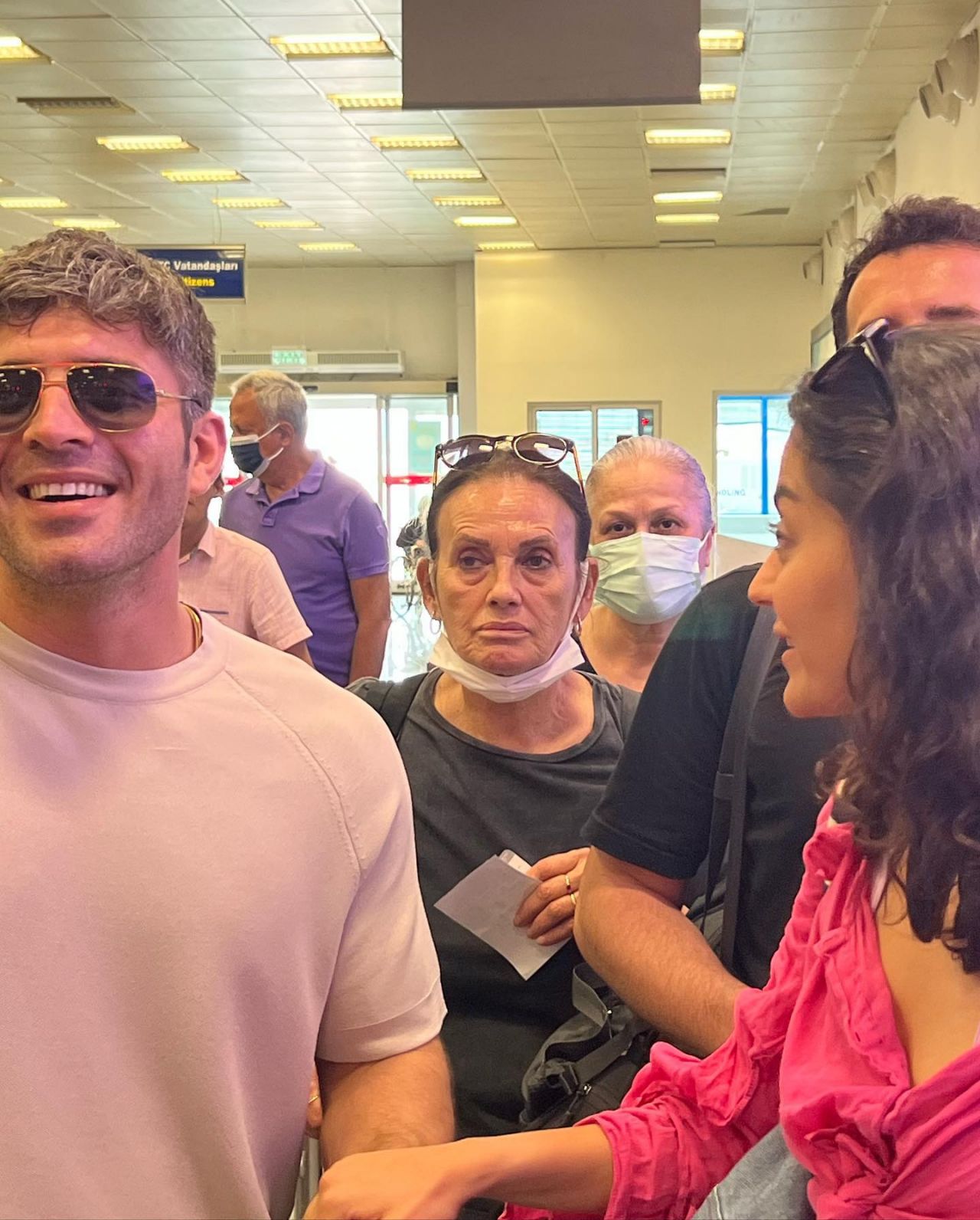 Enis Arıkan, Camdaki Kız ekibinin uçakta gizlice fotoğraflarını çekip yayınladı 8