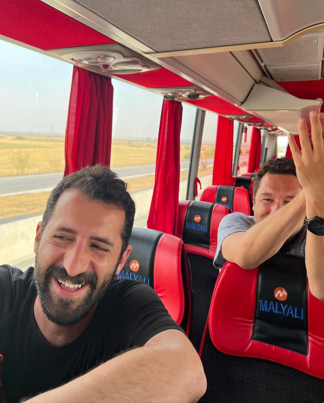 Enis Arıkan, Camdaki Kız ekibinin uçakta gizlice fotoğraflarını çekip yayınladı 9