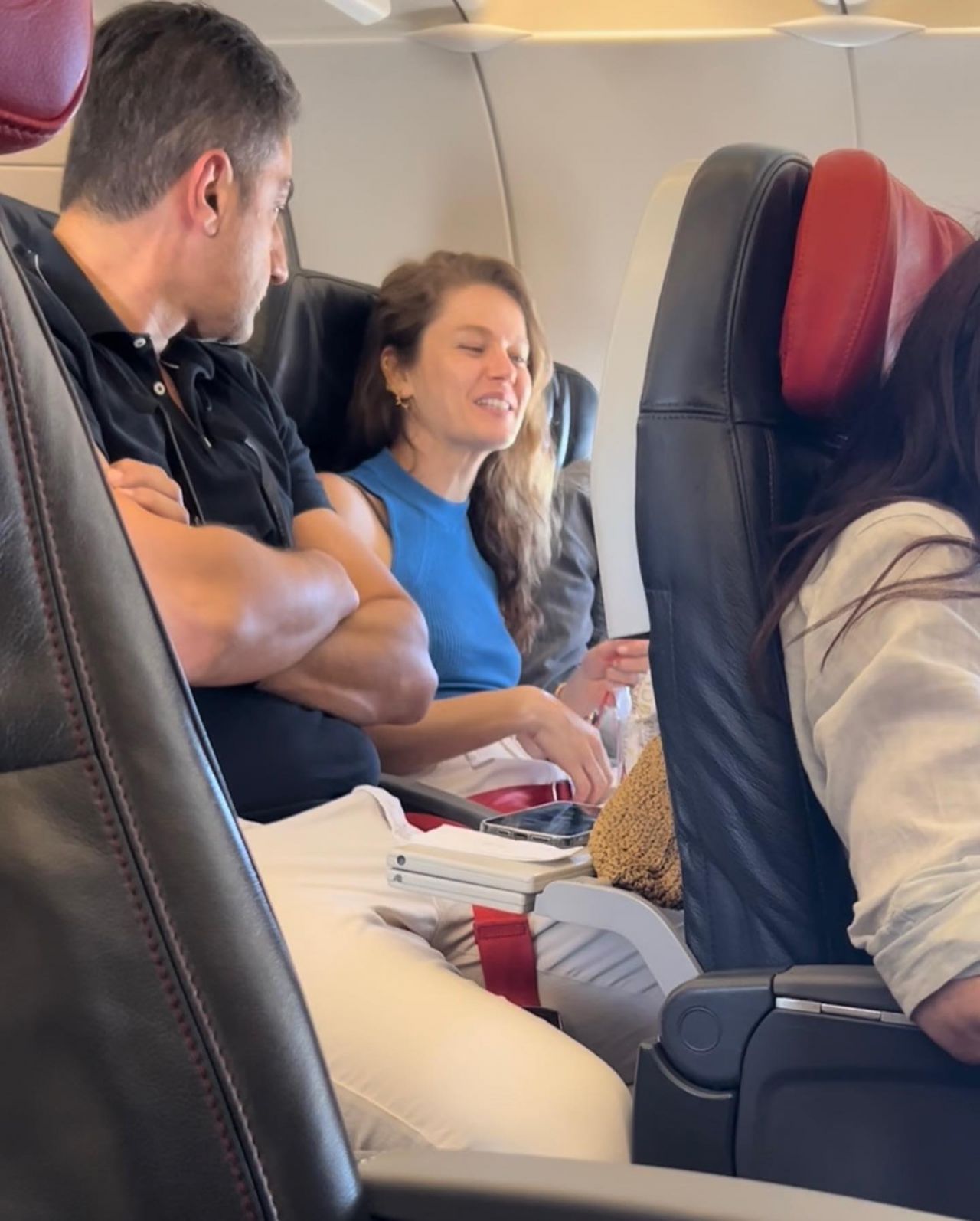 Enis Arıkan, Camdaki Kız ekibinin uçakta gizlice fotoğraflarını çekip yayınladı 2