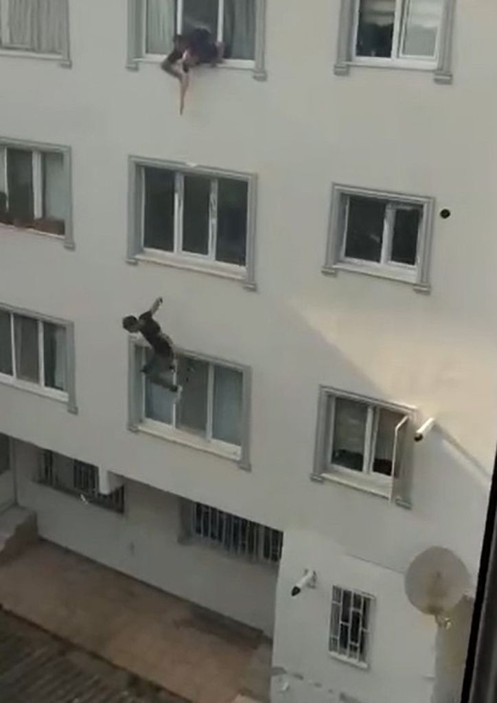 Polisten kaçarken çatıdan inmeye çalışan şüpheli beton zemine çakıldı 1