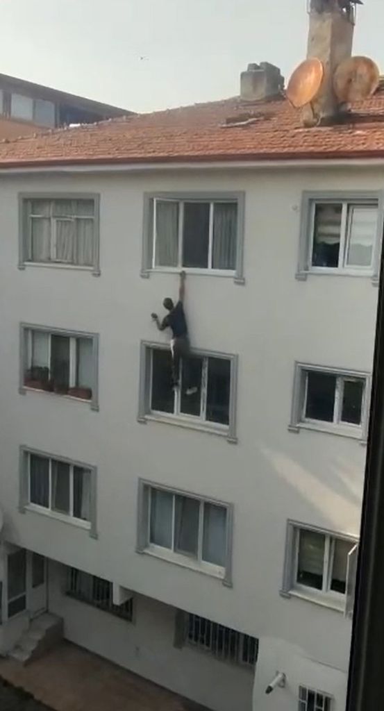 Polisten kaçarken çatıdan inmeye çalışan şüpheli beton zemine çakıldı 2
