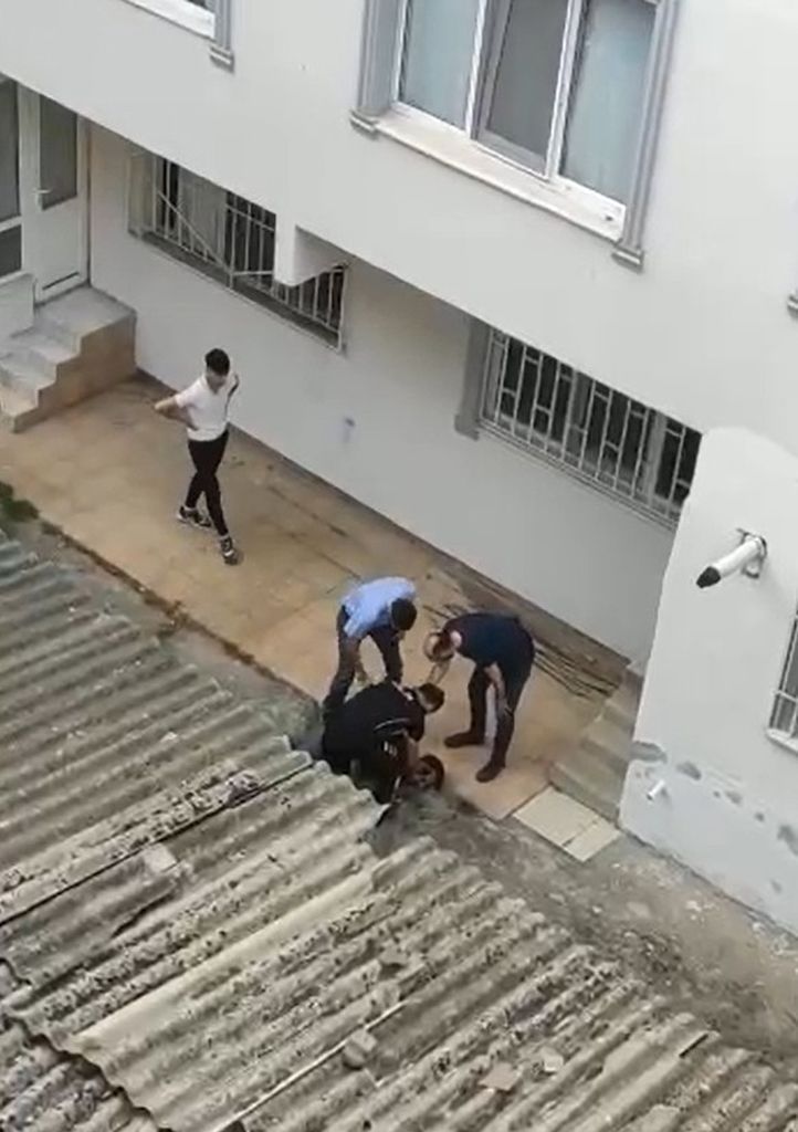 Polisten kaçarken çatıdan inmeye çalışan şüpheli beton zemine çakıldı 4
