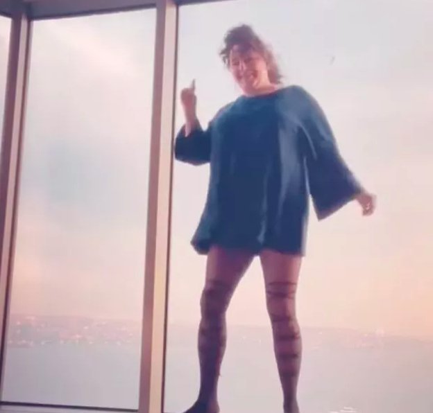 Esra Dermancıoğlu'nun külotlu çoraplı dansı olay oldu! 5