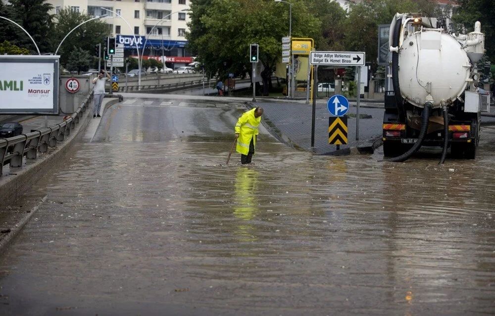 Ankara'da sel felaketi: Binaların çatıları uçtu, yollar göle döndü, evleri su bastı! 13