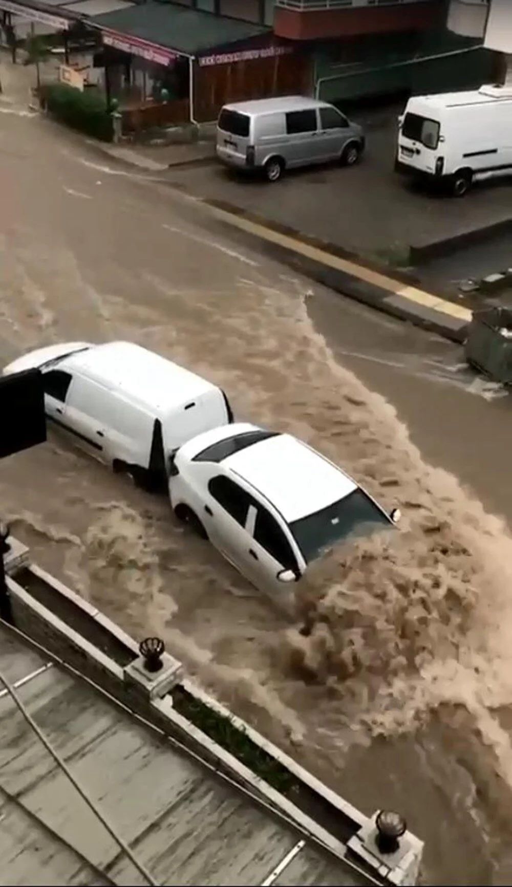 Ankara'da sel felaketi: Binaların çatıları uçtu, yollar göle döndü, evleri su bastı! 3