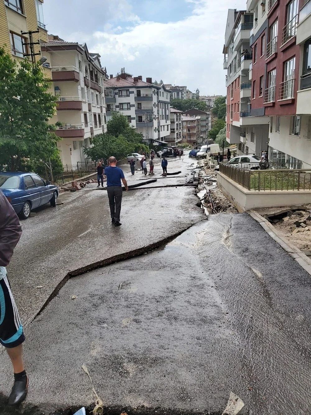 Ankara'da sel felaketi: Binaların çatıları uçtu, yollar göle döndü, evleri su bastı! 9