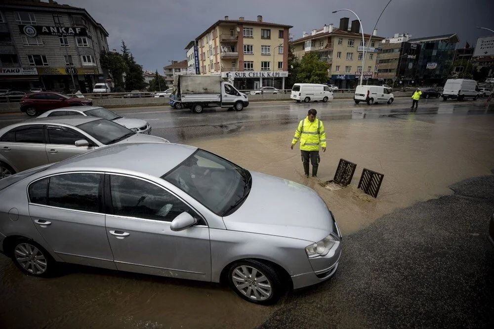 Ankara'da sel felaketi: Binaların çatıları uçtu, yollar göle döndü, evleri su bastı! 2