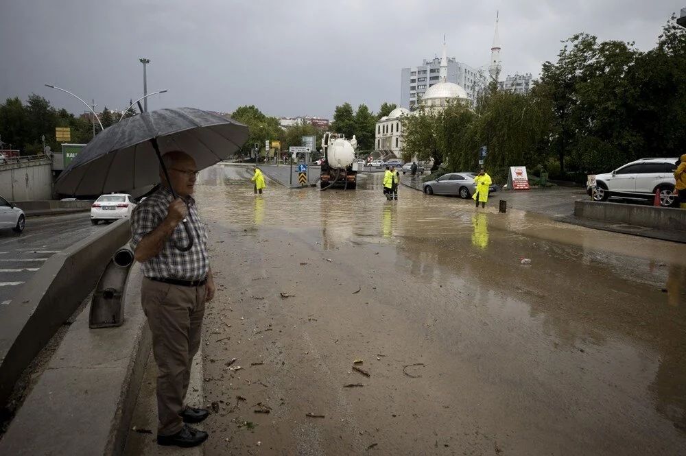 Ankara'da sel felaketi: Binaların çatıları uçtu, yollar göle döndü, evleri su bastı! 10