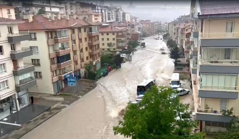 Ankara'da sel felaketi: Binaların çatıları uçtu, yollar göle döndü, evleri su bastı! 8