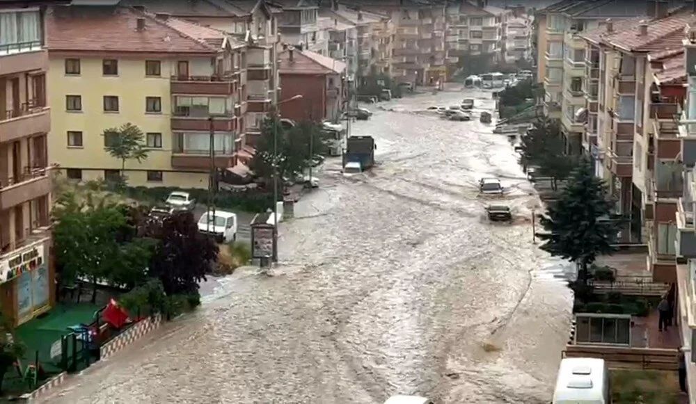 Ankara'da sel felaketi: Binaların çatıları uçtu, yollar göle döndü, evleri su bastı! 1