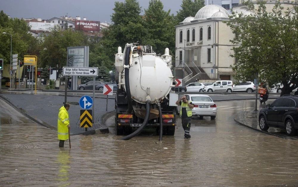 Ankara'da sel felaketi: Binaların çatıları uçtu, yollar göle döndü, evleri su bastı! 15