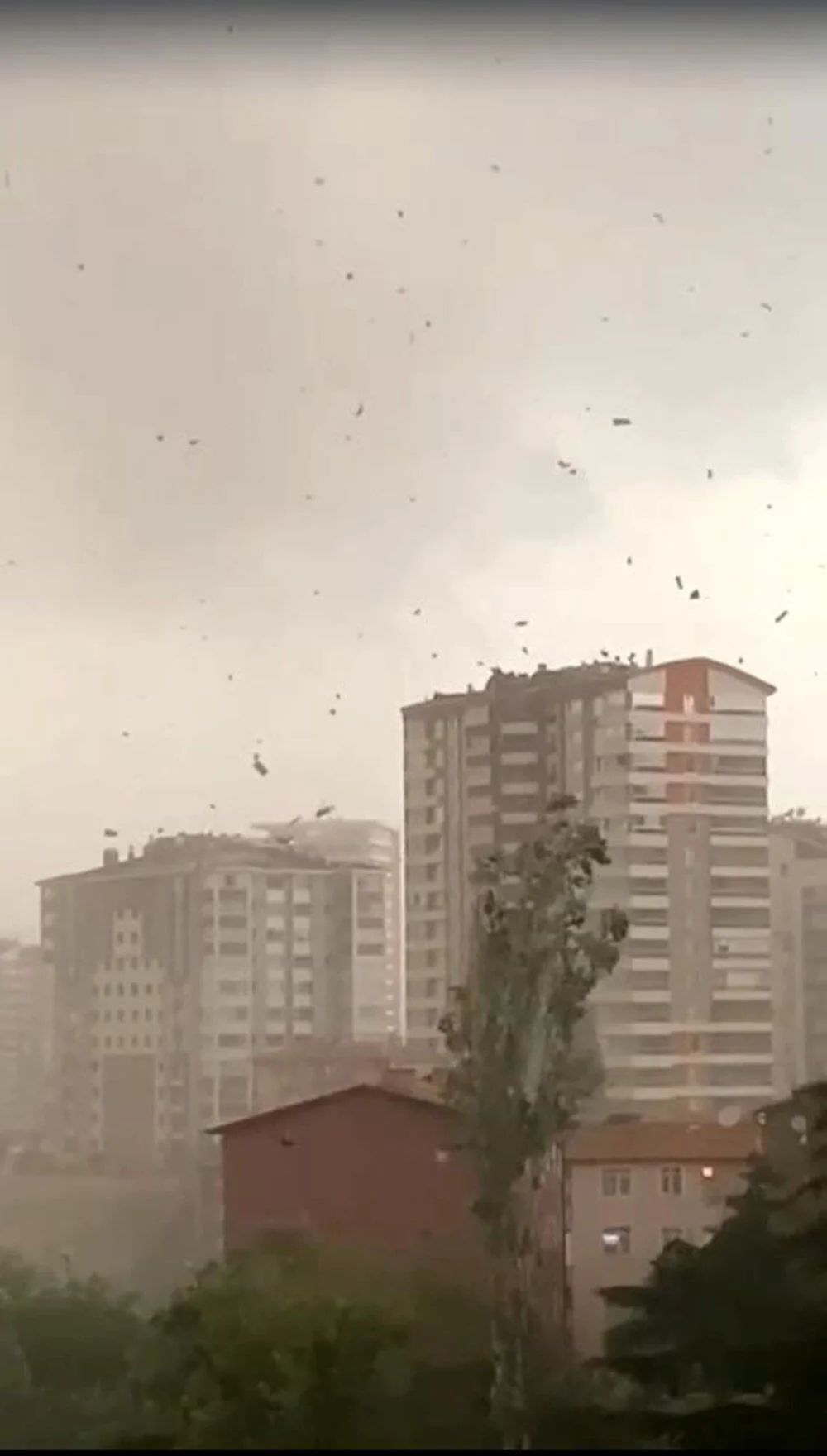 Ankara'da sel felaketi: Binaların çatıları uçtu, yollar göle döndü, evleri su bastı! 5