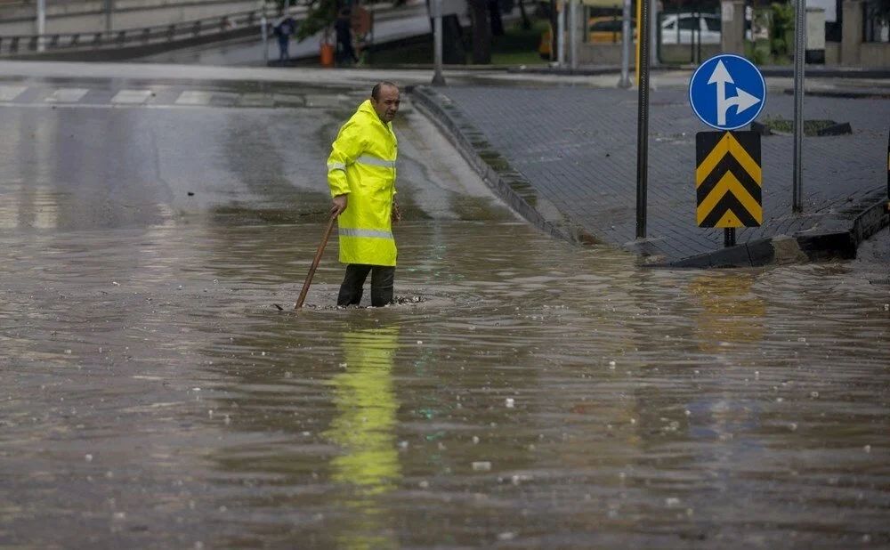 Ankara'da sel felaketi: Binaların çatıları uçtu, yollar göle döndü, evleri su bastı! 7