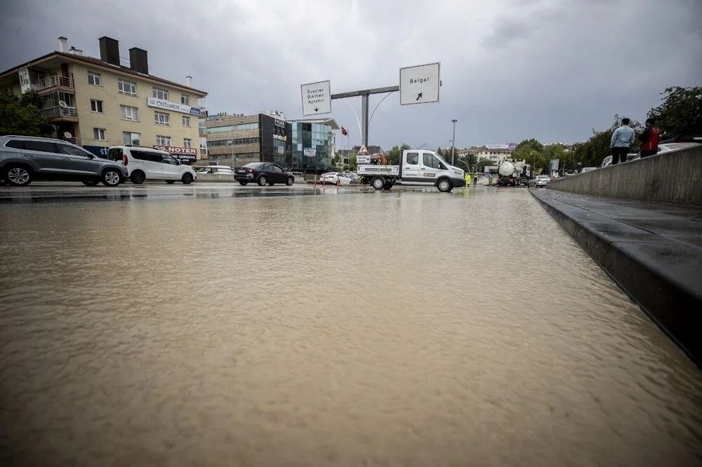 Ankara'da sel felaketi: Binaların çatıları uçtu, yollar göle döndü, evleri su bastı! 12