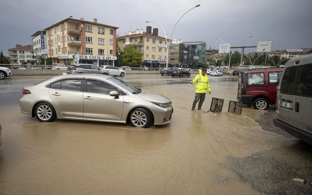Ankara'da sel felaketi: Binaların çatıları uçtu, yollar göle döndü, evleri su bastı! 14